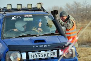 Судья инструктирует очередной экипаж. Фото Игоря Егорова - subarist.ru