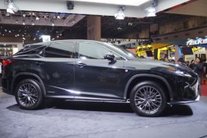 Lexus RX 450H<br />
Гибридный кроссовер нового поколения.<br />
Мощностью 313 л. с. Разгон от 0 до 100 км/ч за 7,7 с.<br />
Расход топлива - от 5,2 л на 100 км. - subarist.ru